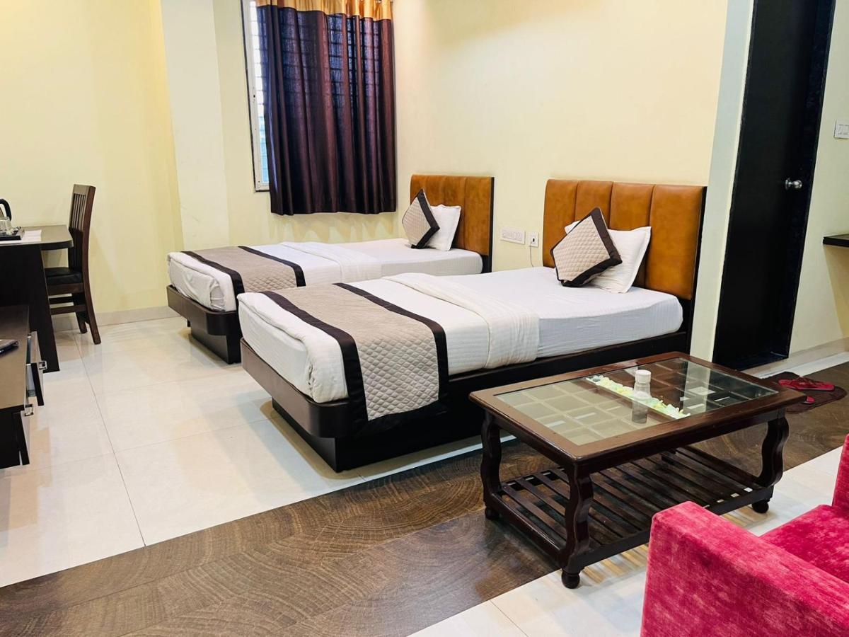 Jmc Hotel Lavish Akolia Esterno foto